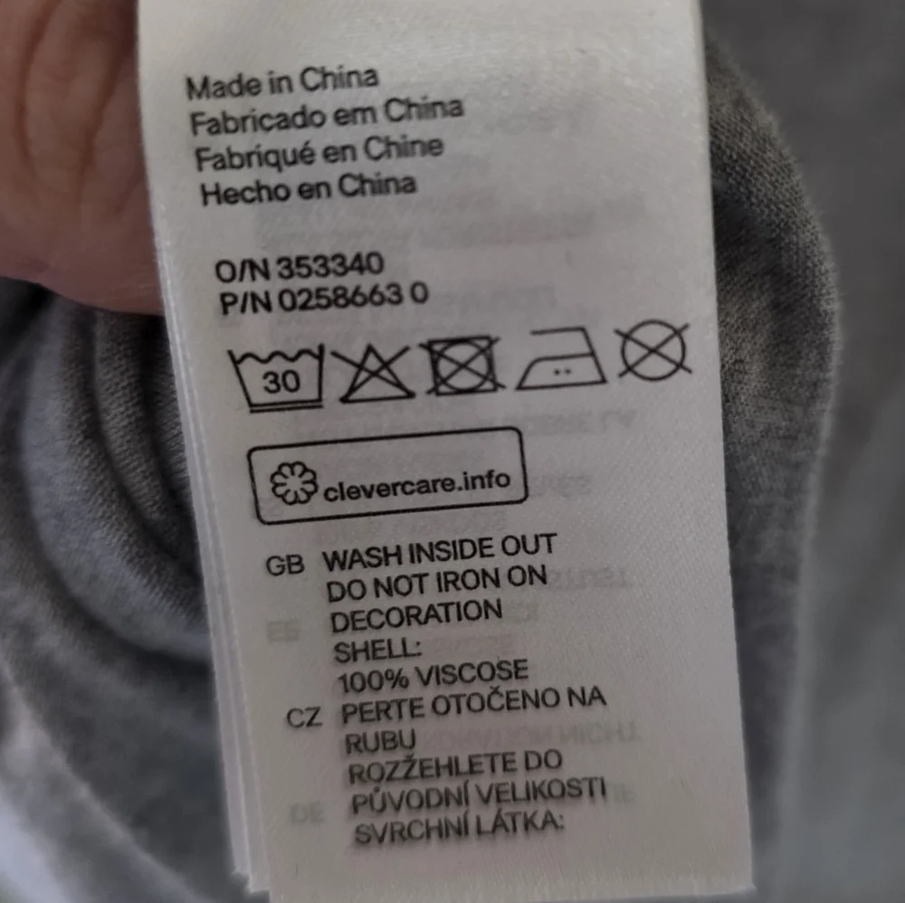 H&M L Y2K Modern Contemporary Indie Sleeze Grunge Sequin Lips Graphic T-Shirt - Picture 12 of 12